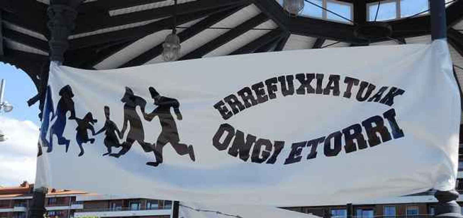 Errefuxiatuak Ongi Etorri refugees banner