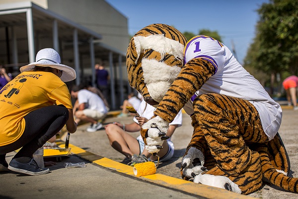 LSU mascot, Mike the Tiger, with a student