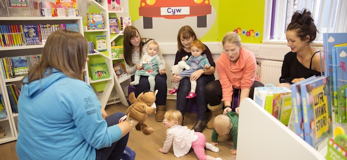 A group at a Welsh for Children session at Tŷ'r Gwrhyd