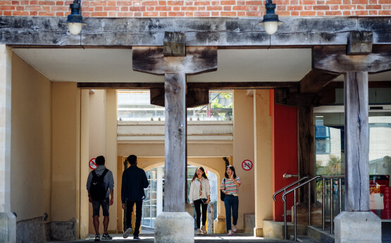 Myfyrwyr yn cerdded ar gampws Singleton