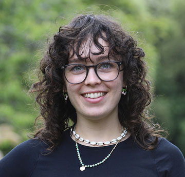 Llun proffil o Madelyn, Swyddog Cymdeithasau a Gwasanaethau Undeb y Myfyrwyr