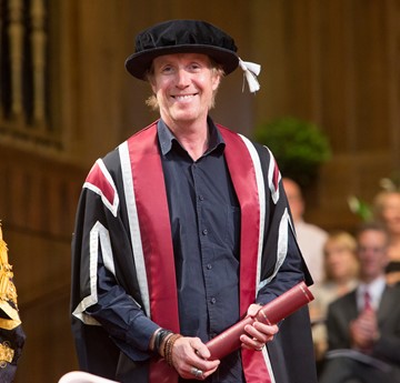 Rhys Ifans yn graddio  