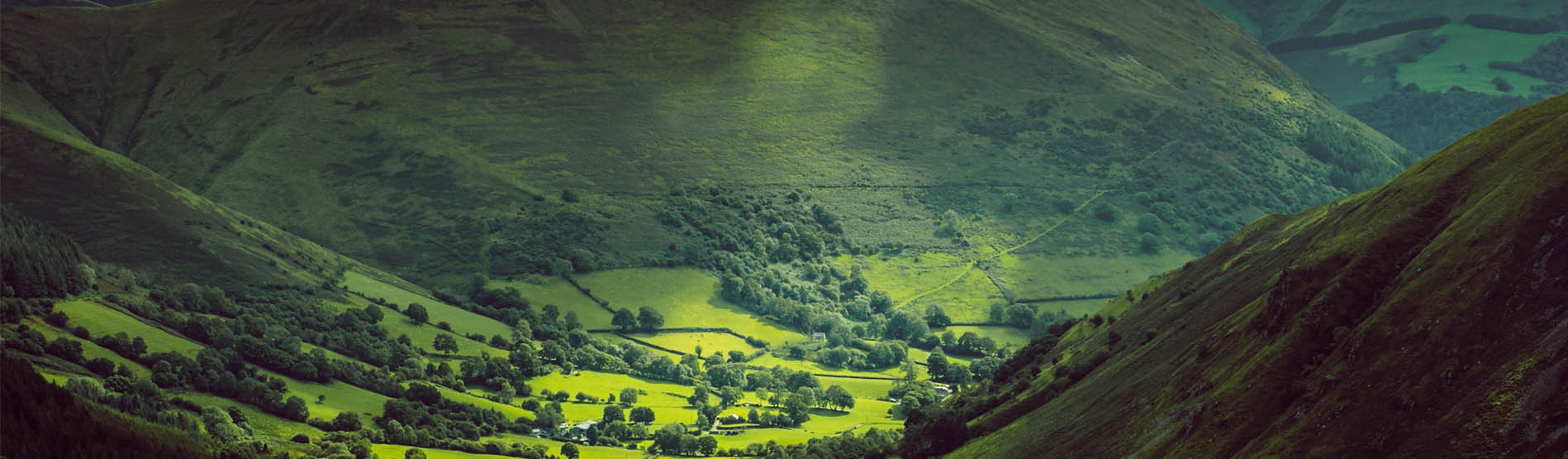 Image of green mountains in Wales 