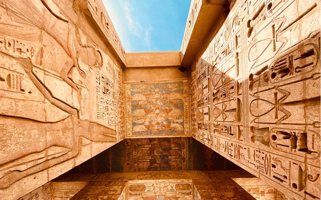 Image of a Egyptian building walls with drawing on them 