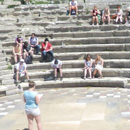Myfyrwyr y Clasuron yn rhoi cyflwyniad yn Messene Odeon