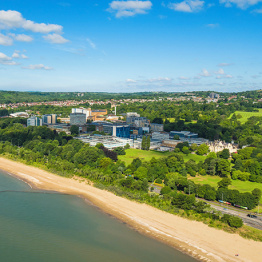 Delwedd o olygfa awyr o Ganolfan Singleton.