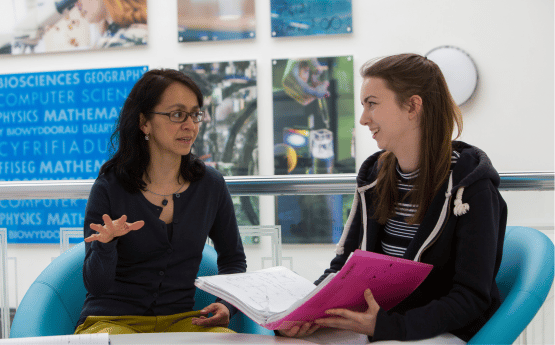 Myfyriwr a chynghorydd yn trafod 
