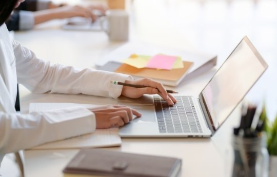 gweithio ar liniadur