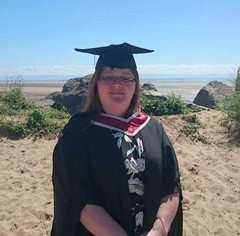 llun o Cheryl Havard mewn gwisg graddio