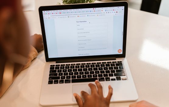 Rhywun yn teipio ar gyfrifiadur