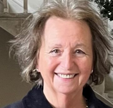 Menyw yn gwenu wrth y camera