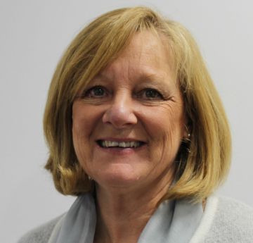 Menyw yn gwenu wrth y camera