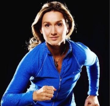 menyw yn gwisgo glas ac yn rhedeg