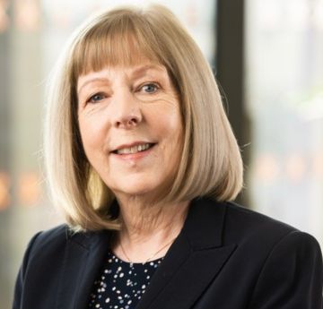 Menyw yn gwenu wrth y camera