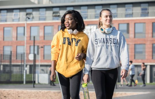 Myfyrwyr yn gwisgo dillad Prifysgol brand