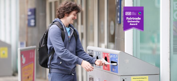 Myfyrwyr yn cyfrannu at y wobr drwy roi sbwriel yn y biniau a chadw ein campysau’n lân