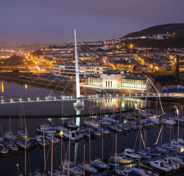 Marina Abertawe gyda'r nos - goleuadau pert