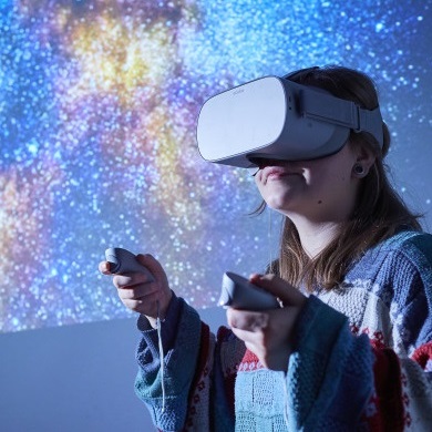 Merch yn defnyddio headset Virtual Reality