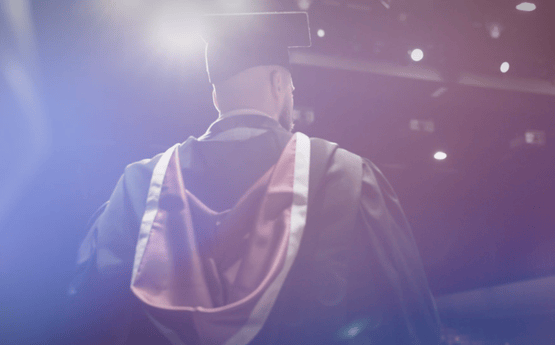 Myfyriwr ar ddiwrnod graddio