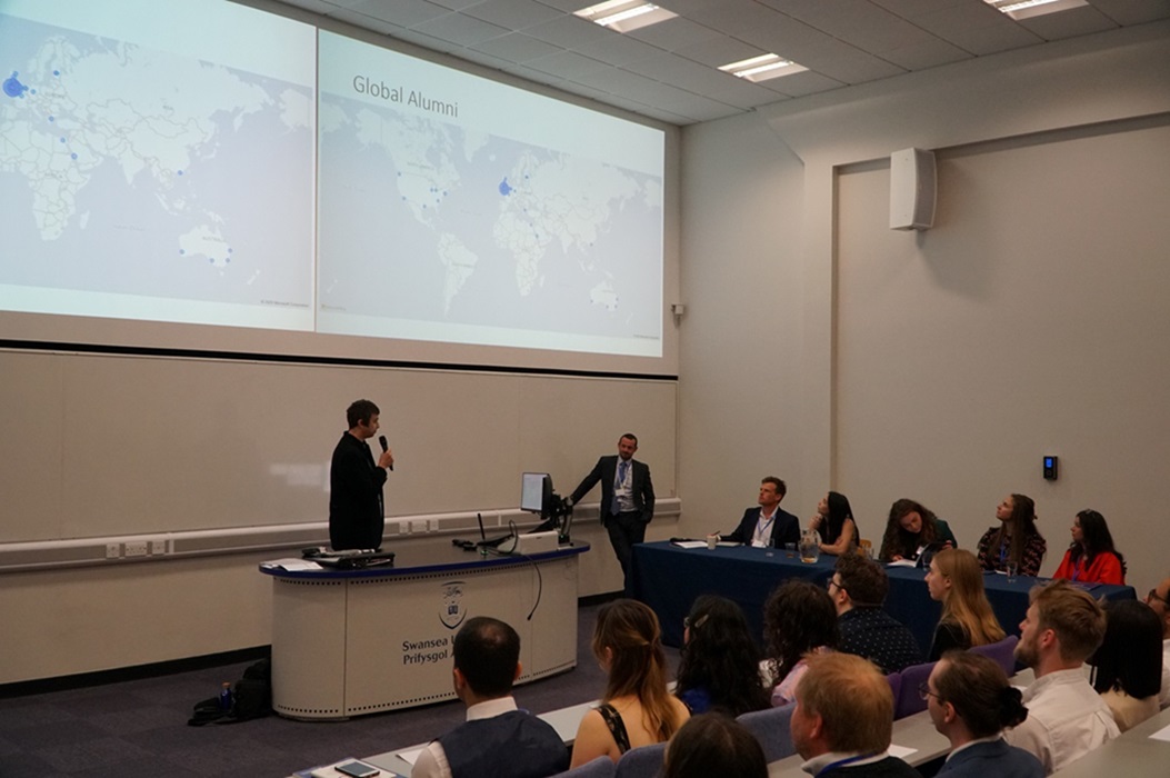 Llun o gynulliad seminar