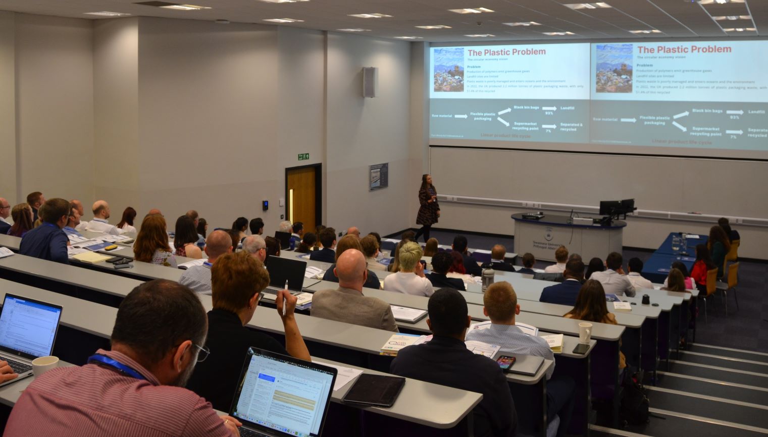 Llun o gynulliad seminar