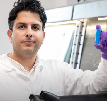 Ymchwilydd yn y labordy