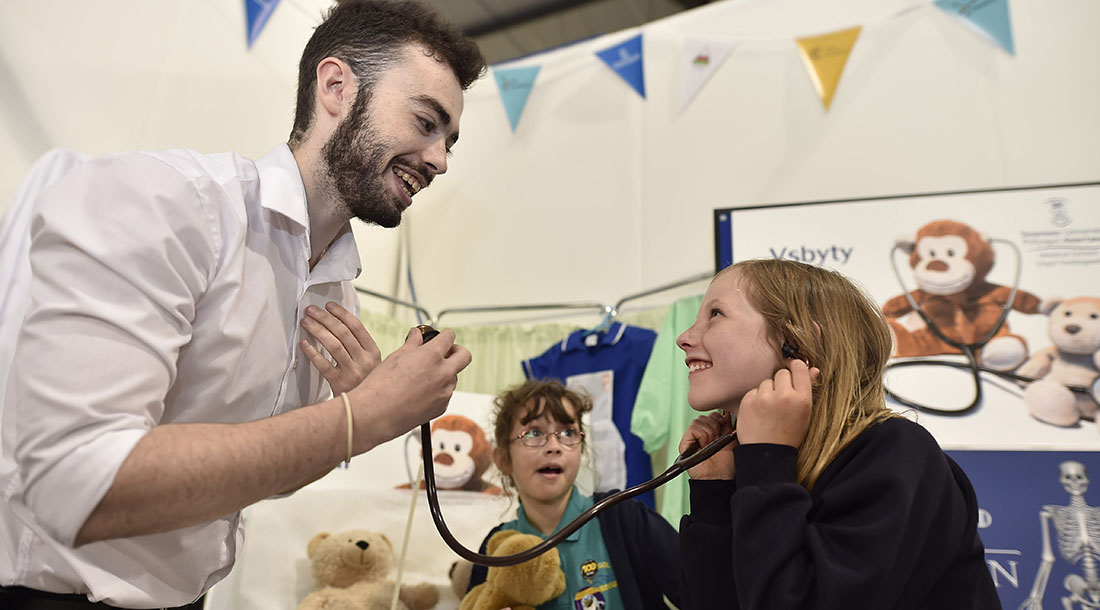 Plant yn mwynhau'r ysbyty tedi Prifysgol Abertawe yn y Gwyddonle