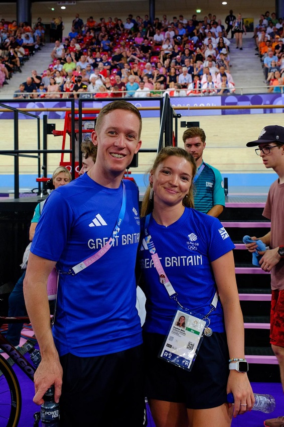 Dau berson yn posio yn y Gemau Olympaidd