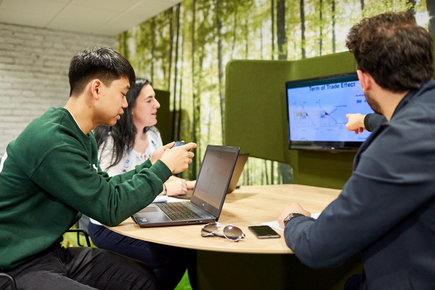 Myfyriwr yn siarad wrth gyfrifiadur