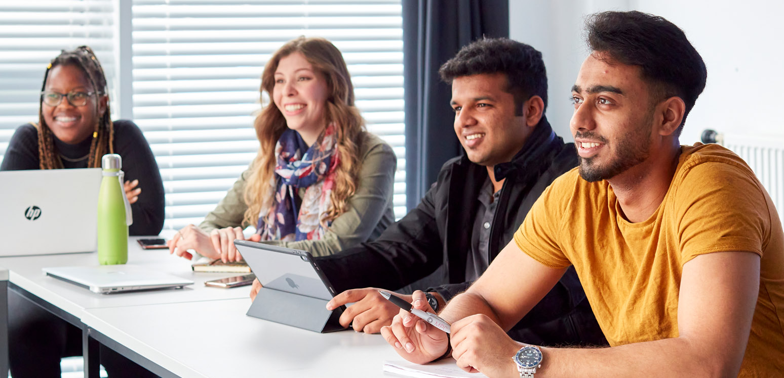 Myfyrwyr y gyfraith yn mwynhau darlith