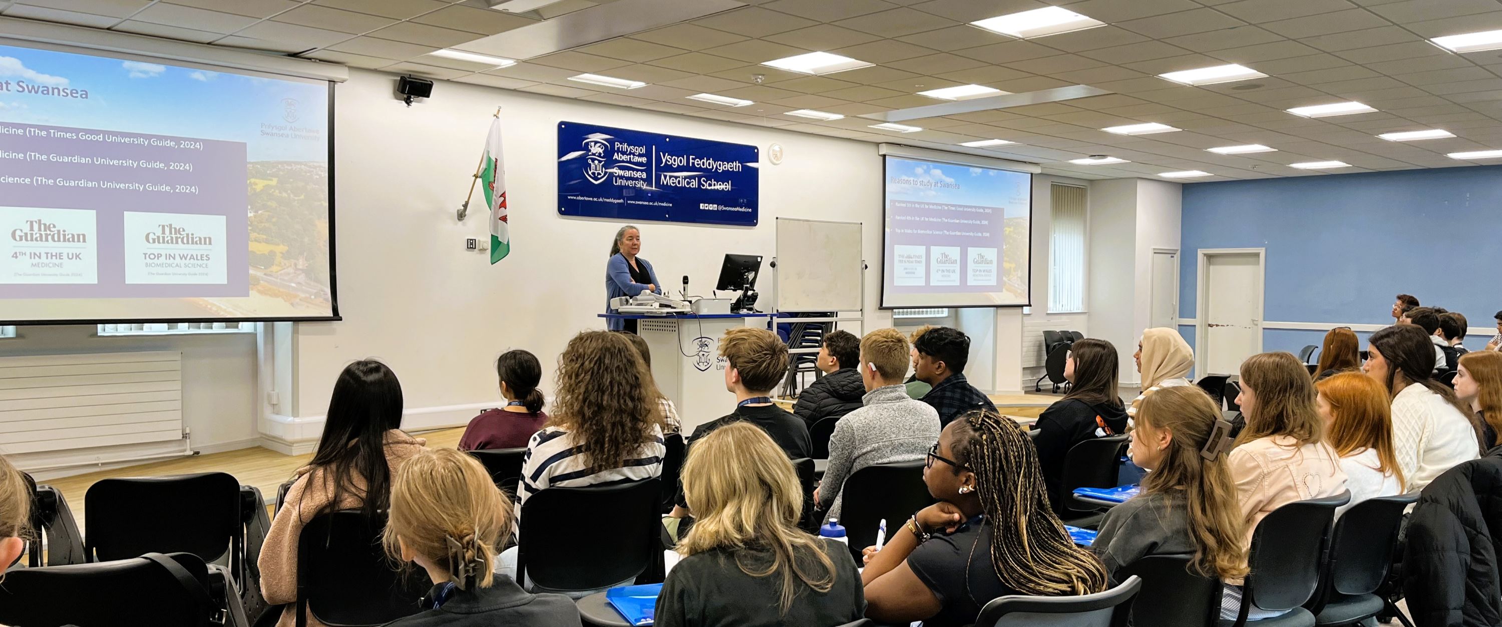 Myfyrwyr yn gwrando ar sgwrs