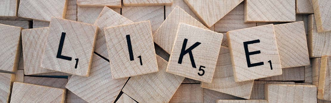 Lythrennau scarbble pren 'Like'