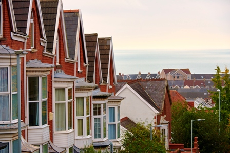 Tai bric coch yn edrych dros y môr