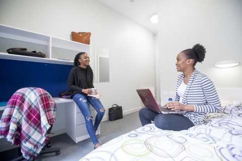 Llun o ystafell ensuite canolig ar Gampws y Bae