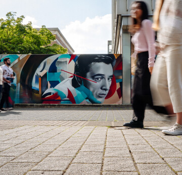 Murlun Richard Burton y tu allan I Lyfrgell Parc Singleton