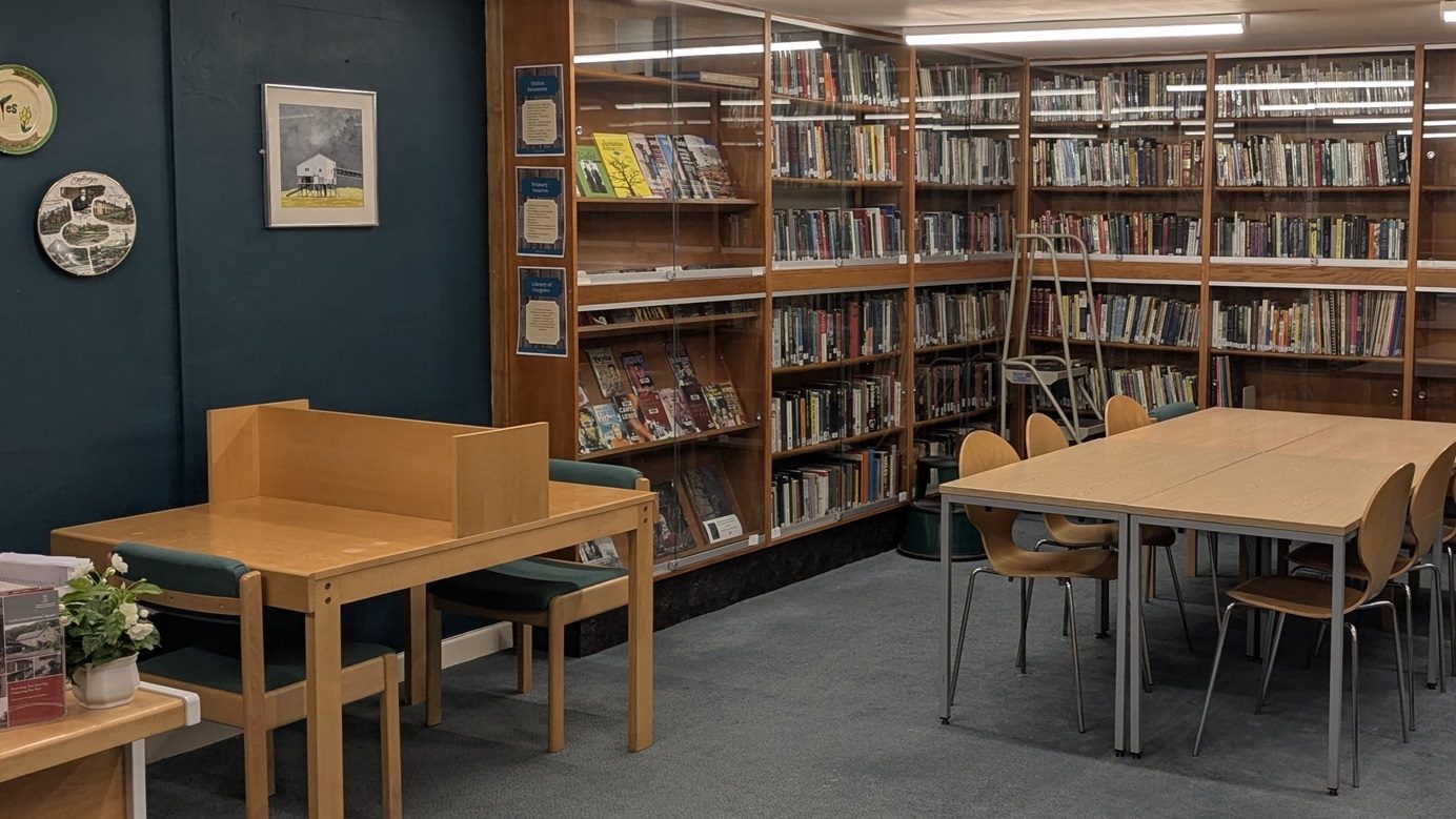 Tu mewn i Lyfrgell Banwen