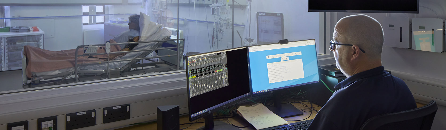 Technegydd yn yr ystafell reoli