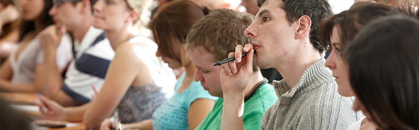 myfyrwyr mewn darlith