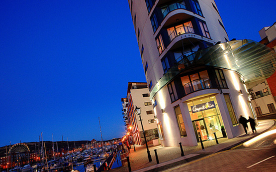 3 – Grape and Olive yn nhŵr Meridian 