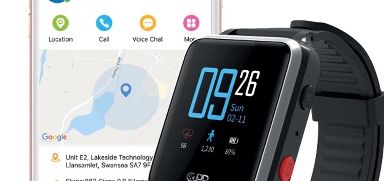 Cau smartwatch a map o draciwr GPS byd-eang CPR yn y cefndir a ddefnyddir i fonitro lleoliad cleifion dementia
