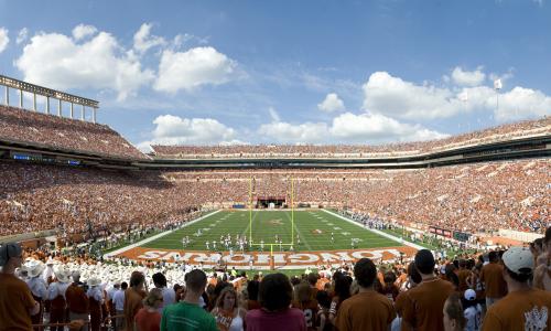 Stadiwm llawn ar ddiwrnod braf yn Darrell K Royal–Texas Memorial Stadium