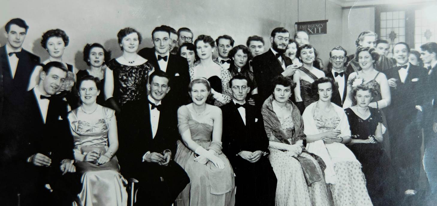 John a Diana Lomax (y pâr ar y dde) yn mwynhau noson allan ym Mhrifysgol Abertawe yn y 1950au.