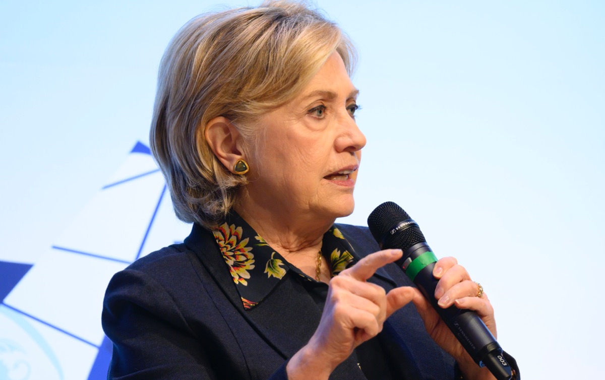Hillary Rodham Clinton yn siarad ym Mhfriysgol Abertawe 