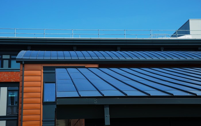 Paneli solar integredig - Swyddfa a'r Ystafell Ddosbarth Ynni Gweithredol ar gampws Prifysgol Abertawe