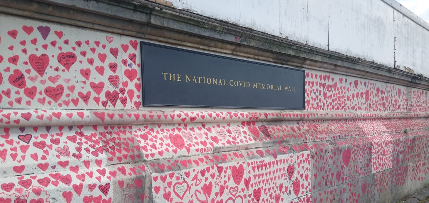 The National Covid Memorial Wall yn Llundain 