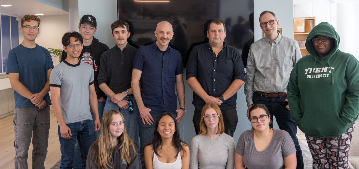 Cynrychiolwyr o Brifysgolion Abertawe a Trent gyda myfyrwyr sy'n astudio gradd ddeuol. 