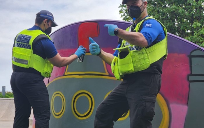 Montâg o luniau o bobl yn chwistrellu paent ar gyfleusterau parc sgate awyr agored. 