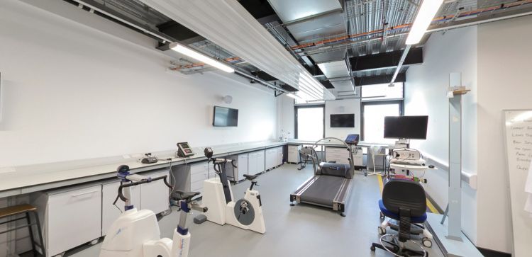 Labordy A‑STEM gyda melin draed, beiciau ymarfer, ac offer profi