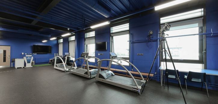 Labordy biomecaneg gyda melinau rhedeg, camerâu dadansoddi symudiad ac offer profi