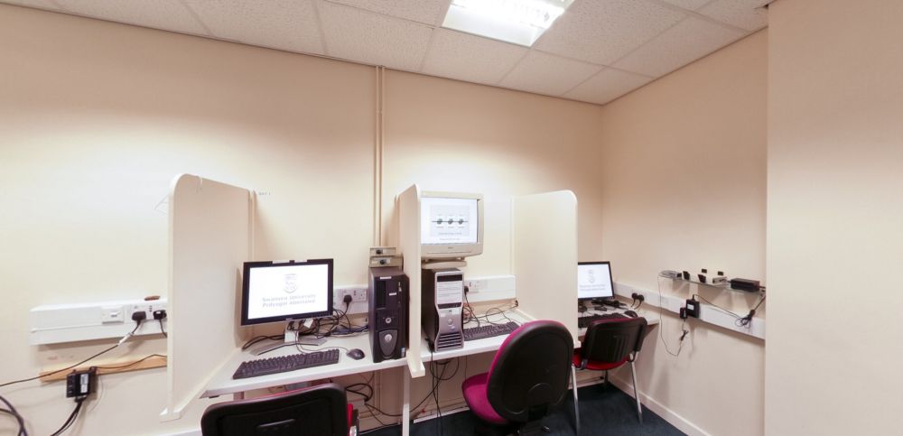 Labordy EEG gyda gweithfannau cyfrifiadurol a bythau profi